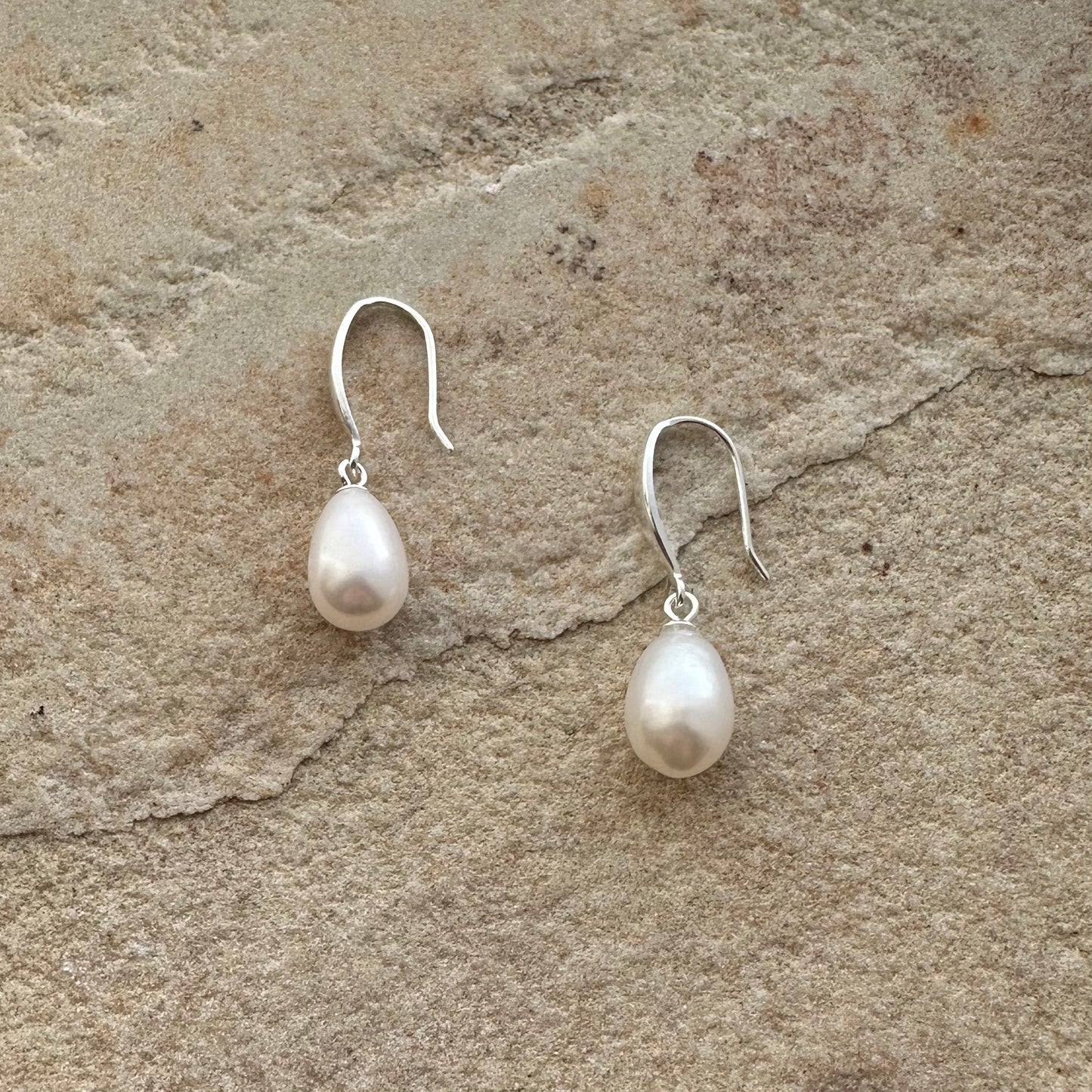 Classsic pearl drop hook earrings