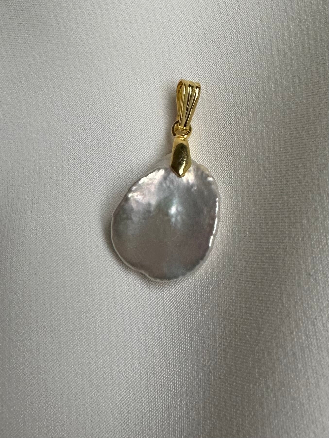 Midi keshi pearl pendant