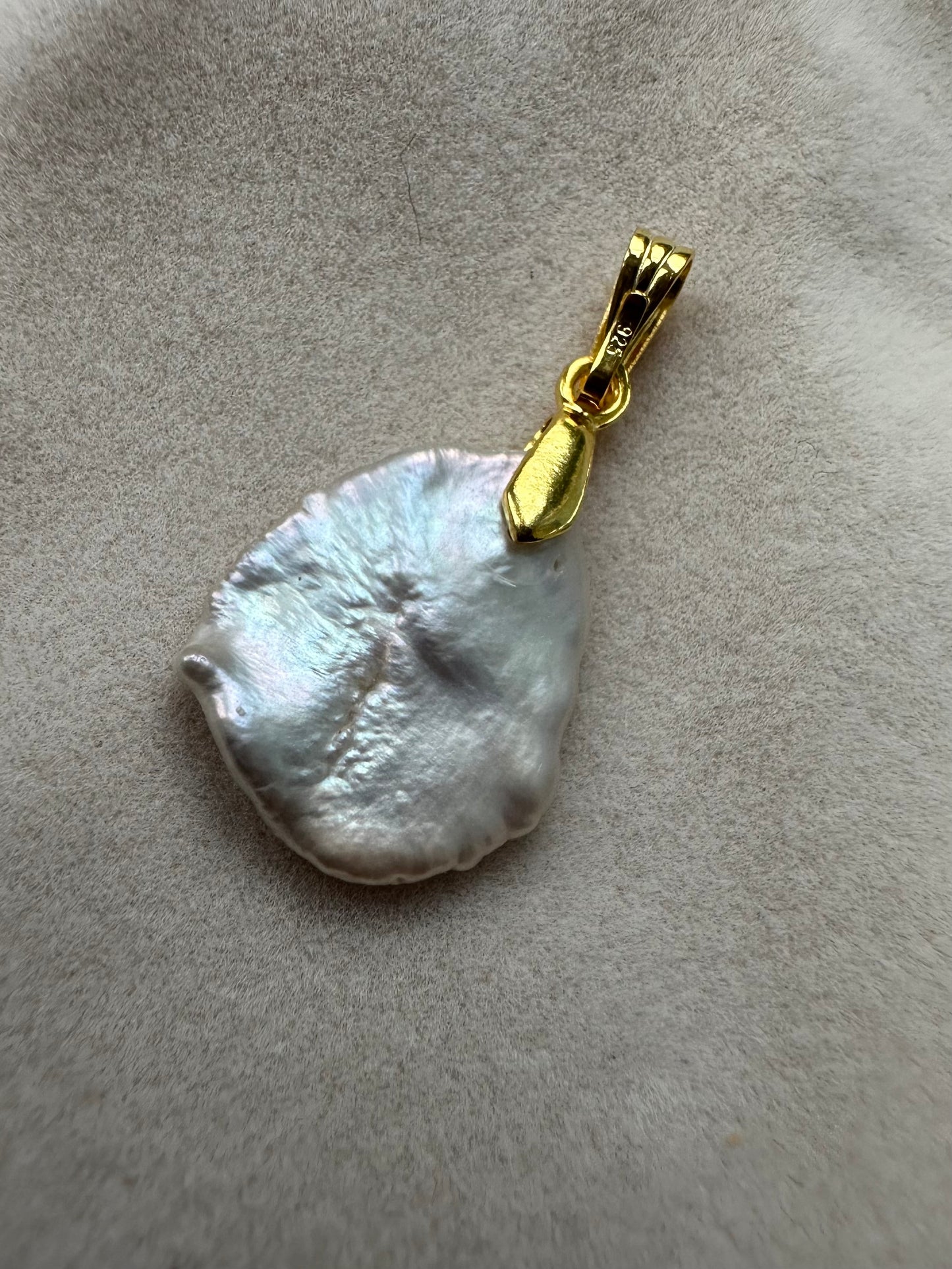 Midi keshi pearl pendant