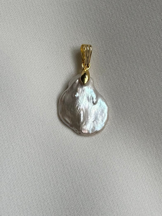 Midi keshi pearl pendant