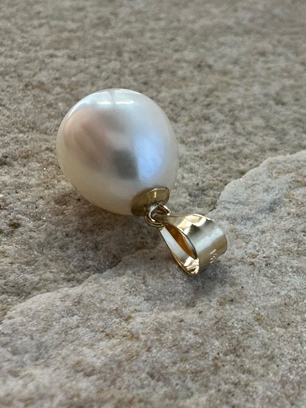 14 carat gold freshwater pearl pendant