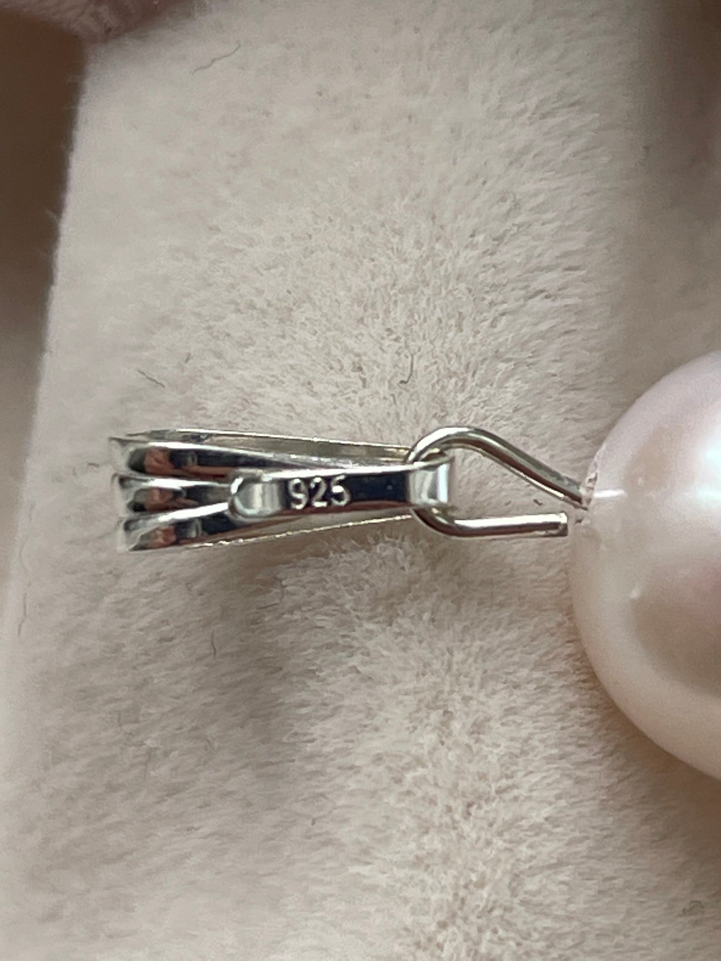 Silver pearl pendant