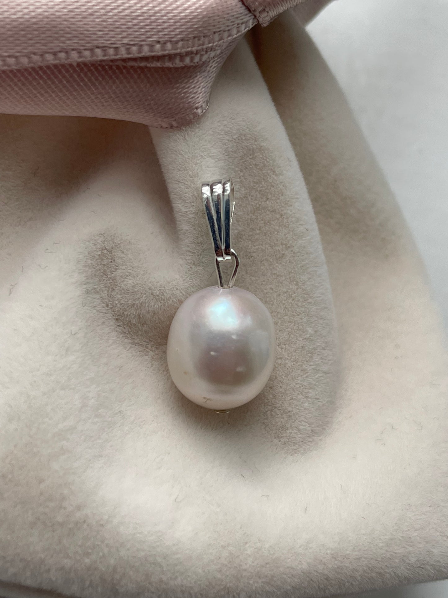 Silver pearl pendant