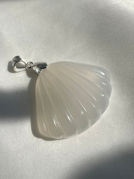 White agate shell pendant